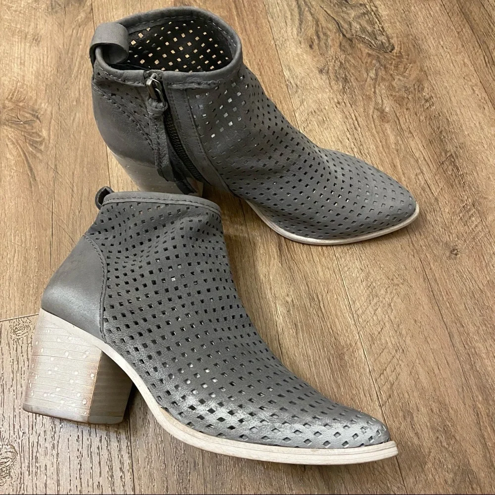 Dolce Vita Kenyon Perforated‎ Bootie Off White Gray
